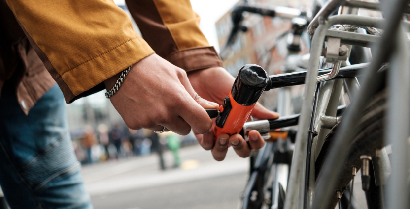 Fiets wordt van het slot afgehaald
